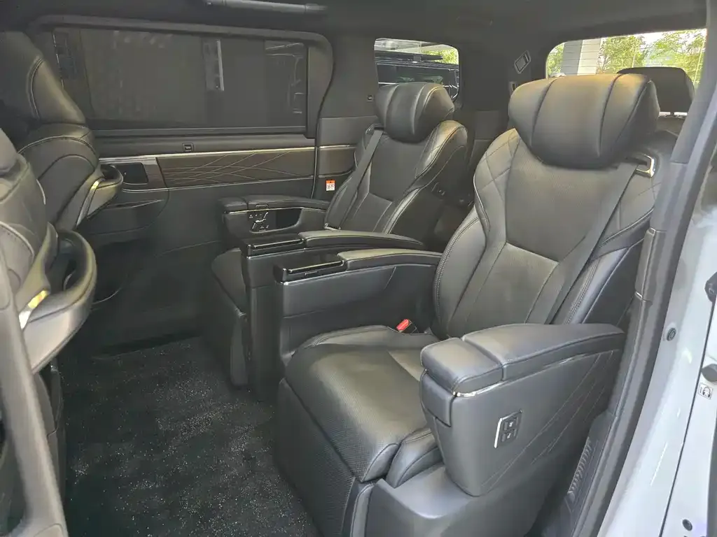 Toyota Vellfire — фото 2