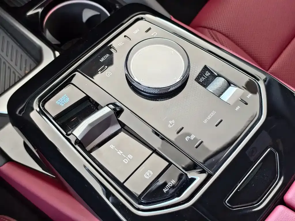 BMW i5 — фото 10