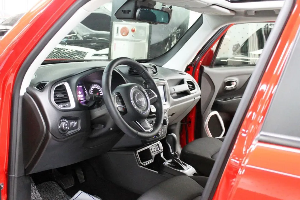 Jeep Renegade — фото 10