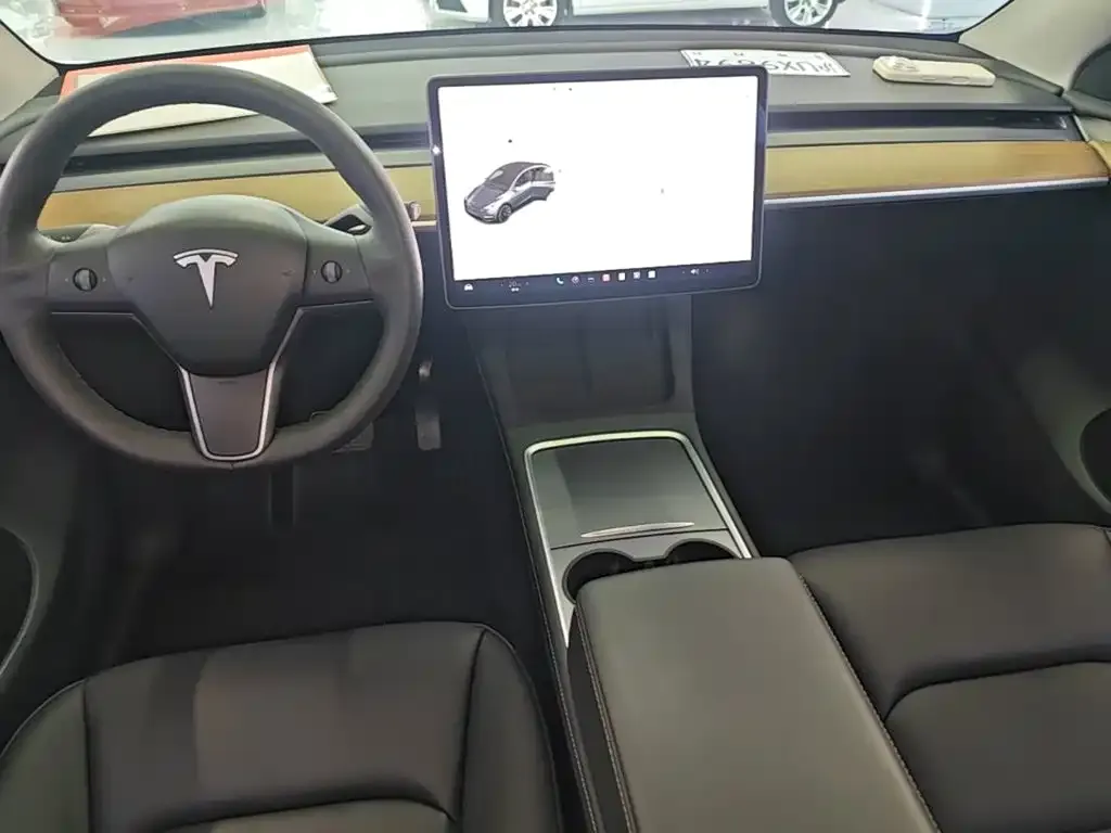 Tesla Model Y — фото 8