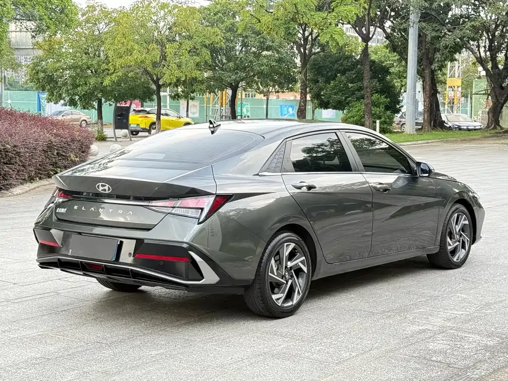 Hyundai Elantra — фото 5