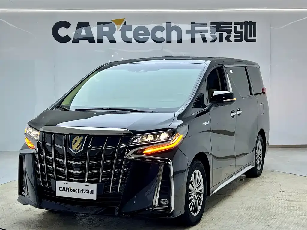 Toyota Alphard — фото 1