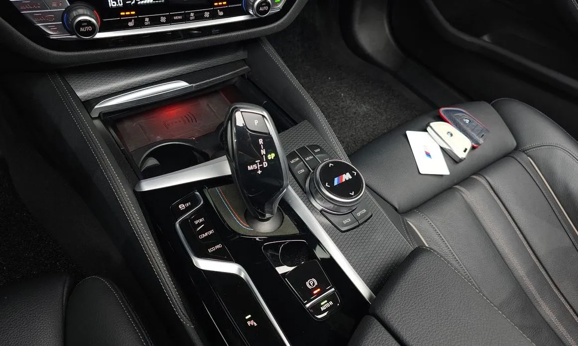 BMW 5-Series — фото 10