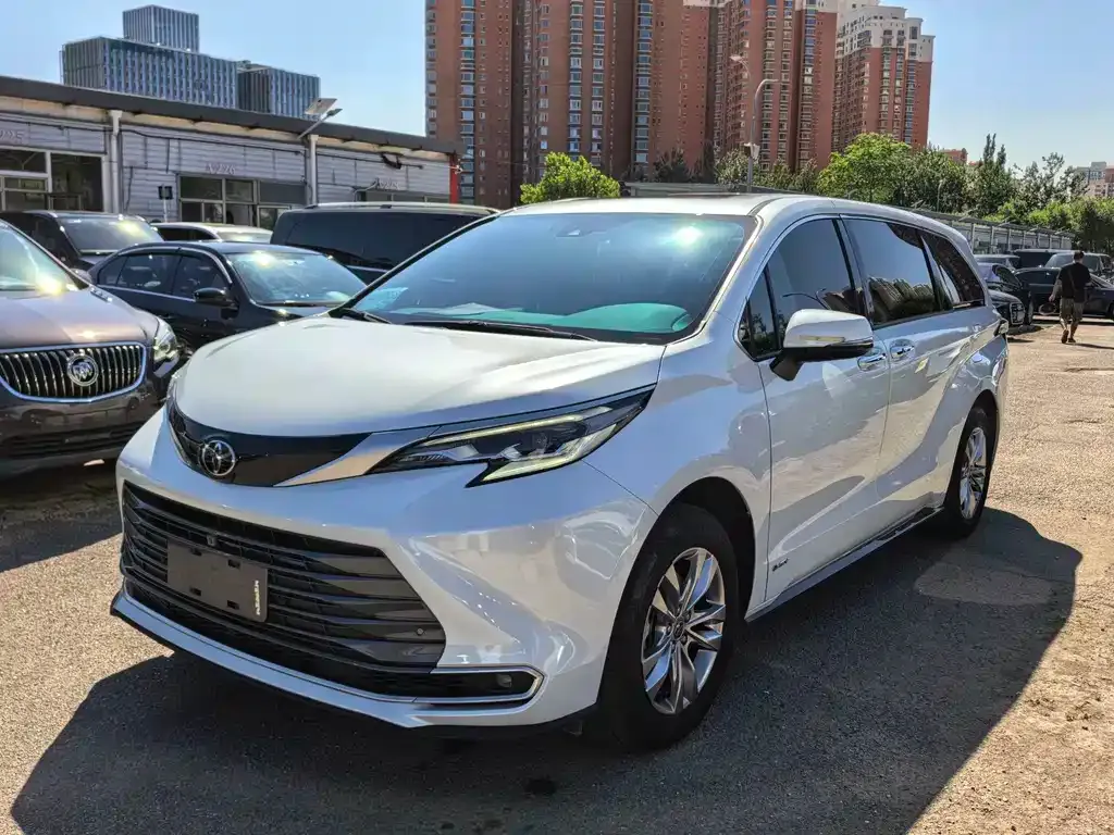 Toyota Sienna — фото 1