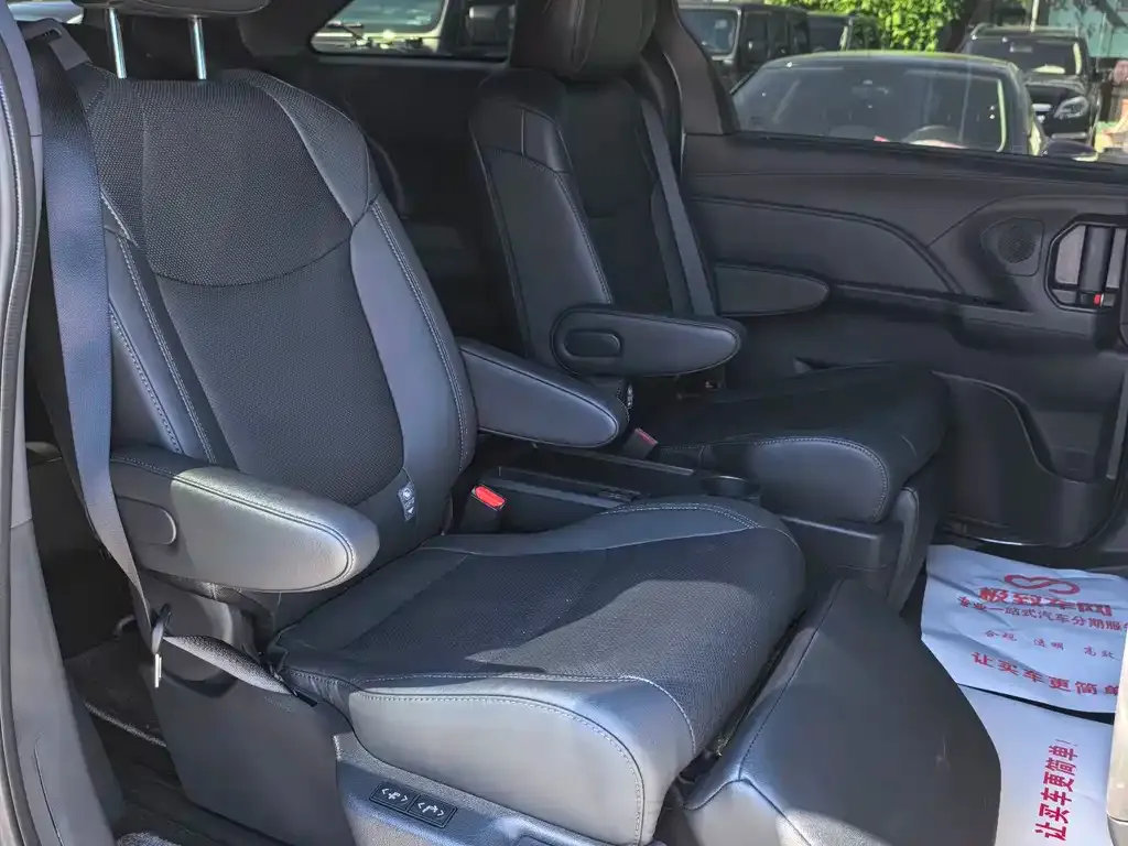 Toyota Sienna — фото 6