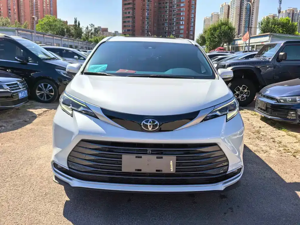 Toyota Sienna — фото 9