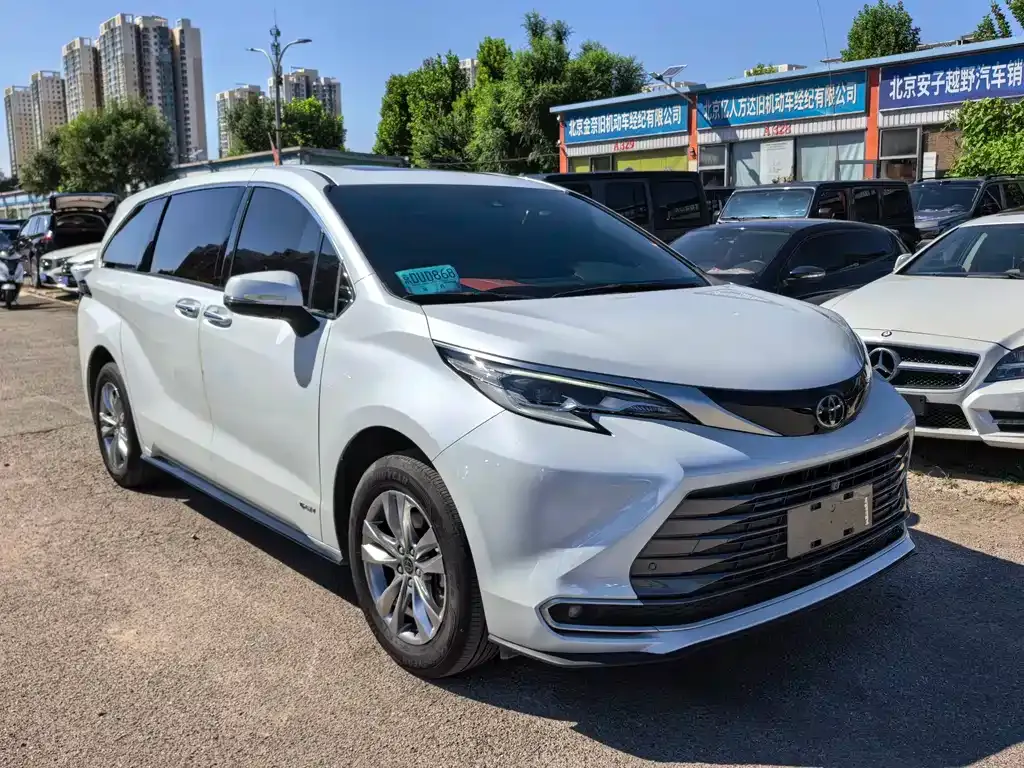 Toyota Sienna — фото 10