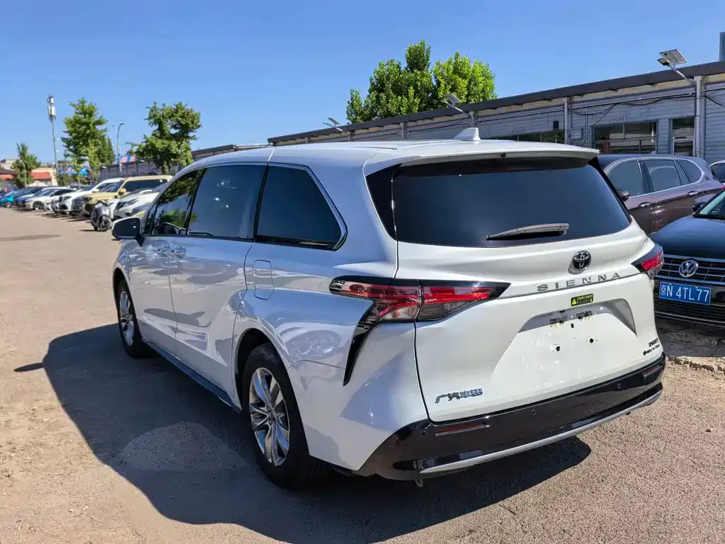 Toyota Sienna — фото 7