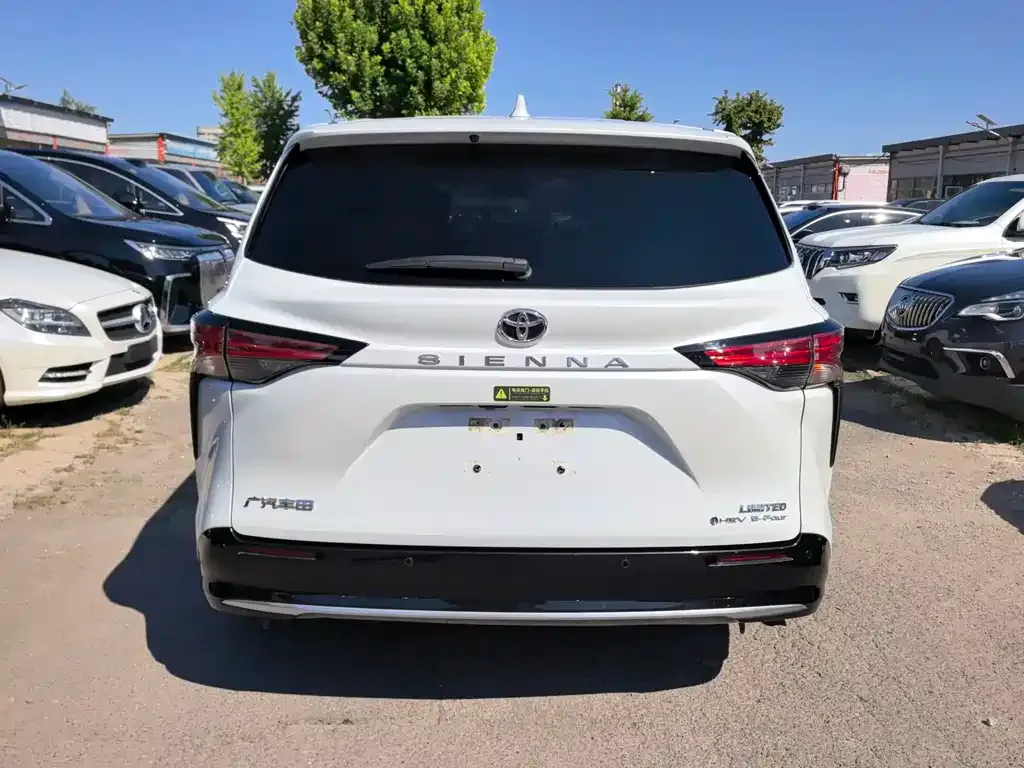 Toyota Sienna — фото 8