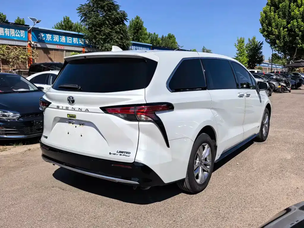 Toyota Sienna — фото 4