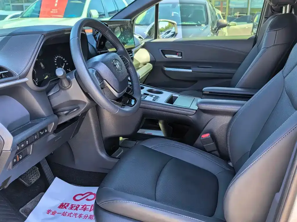 Toyota Sienna — фото 2