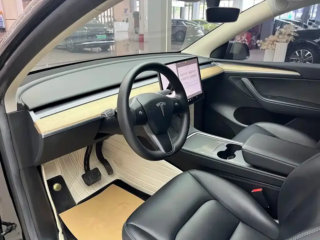 Tesla Model Y — фото 7