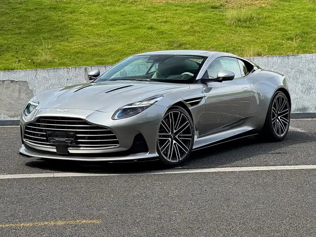 Aston Martin DB12 — фото 1