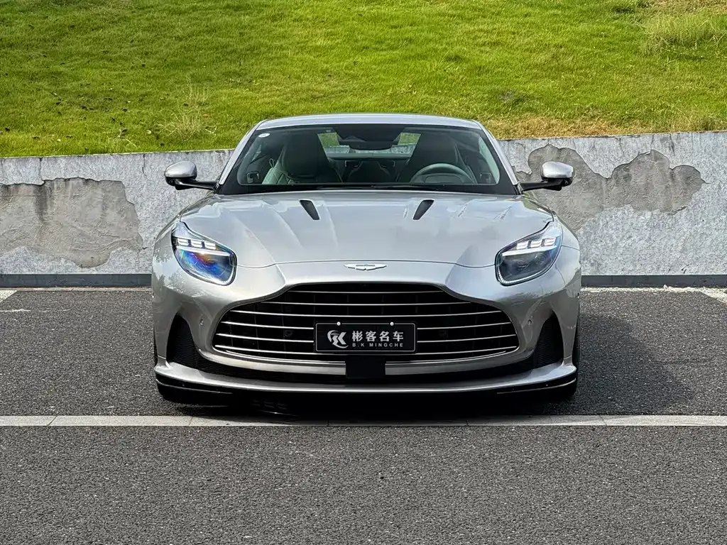 Aston Martin DB12 — фото 6