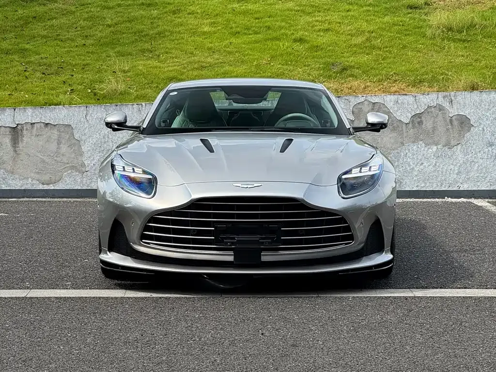 Aston Martin DB12 — фото 9