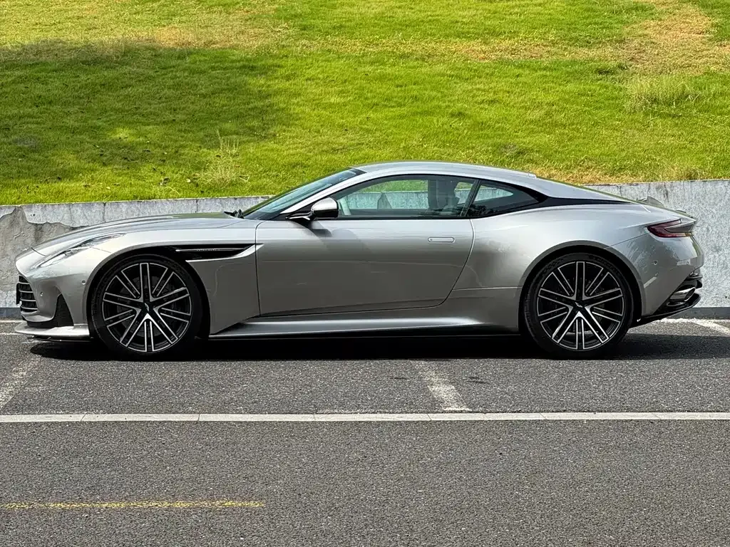 Aston Martin DB12 — фото 2