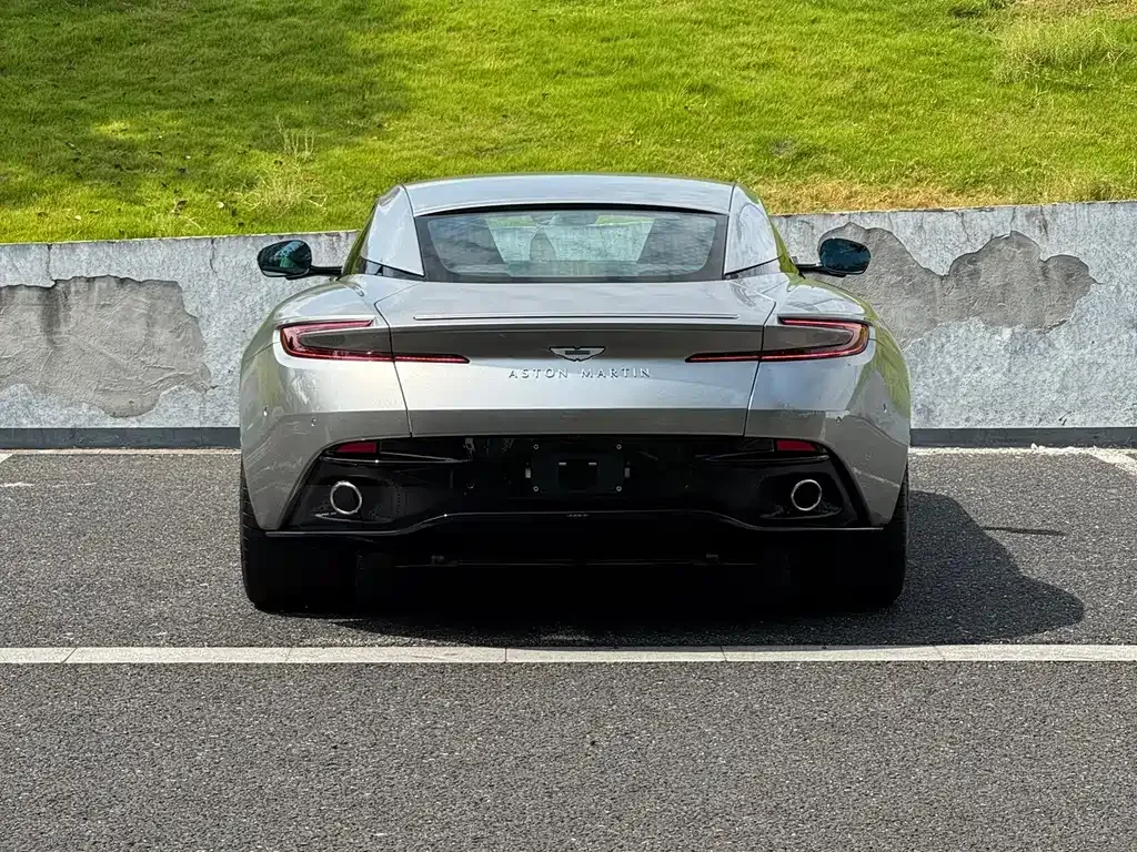 Aston Martin DB12 — фото 10