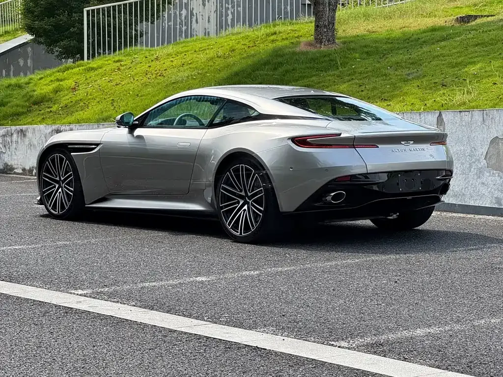 Aston Martin DB12 — фото 7
