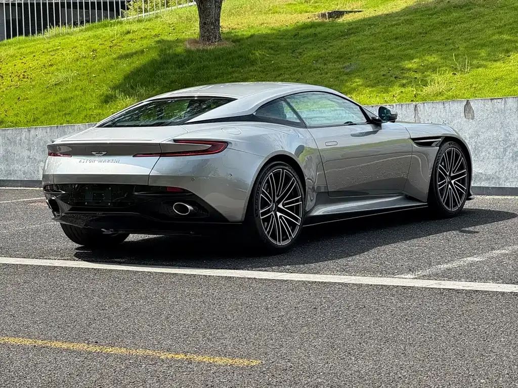 Aston Martin DB12 — фото 5