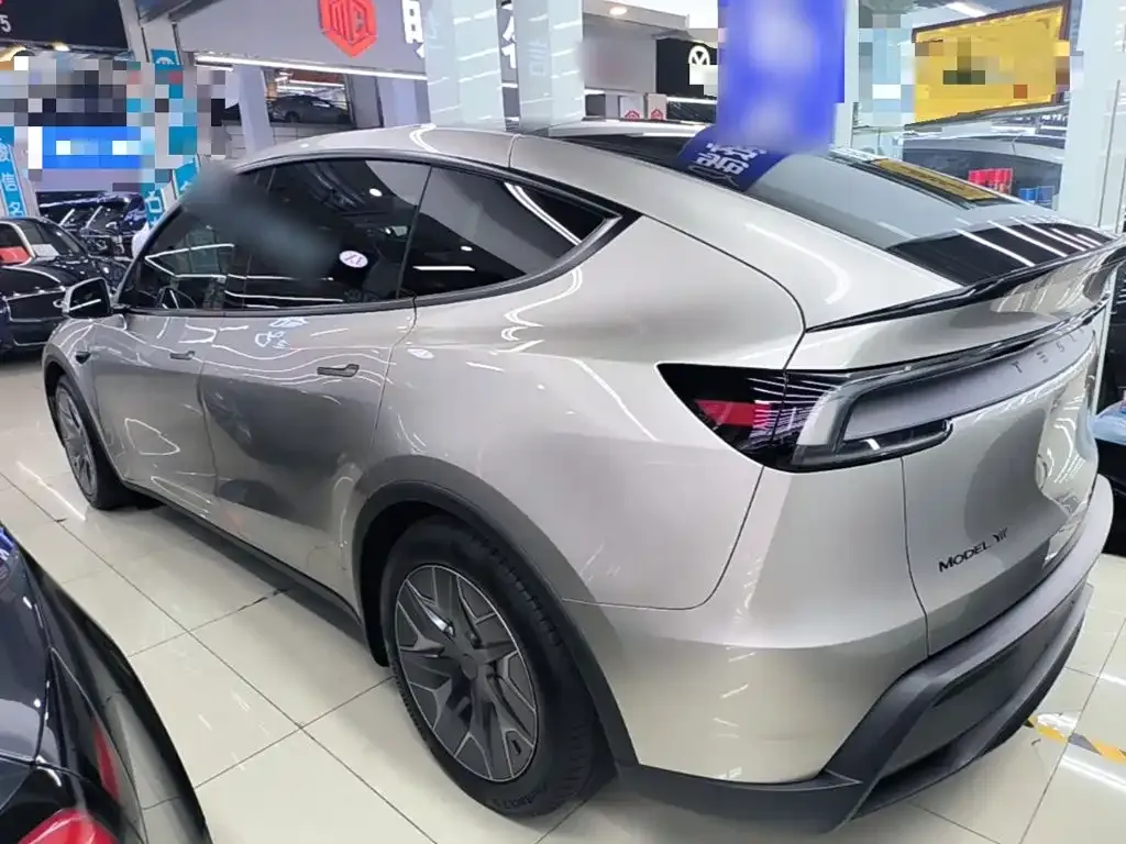 Tesla Model Y L — фото 8