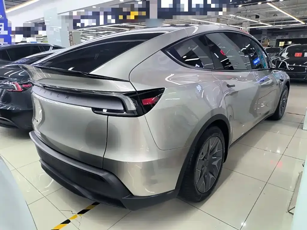 Tesla Model Y L — фото 9