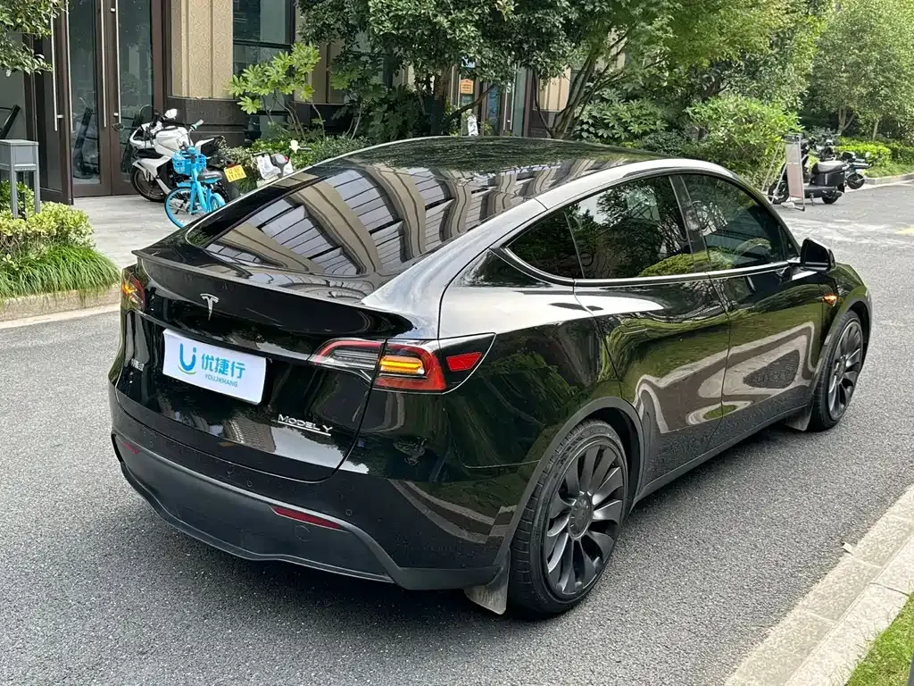 Tesla Model Y — фото 8