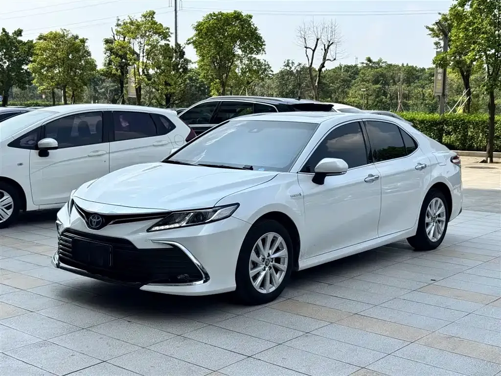 Toyota Camry — фото 1
