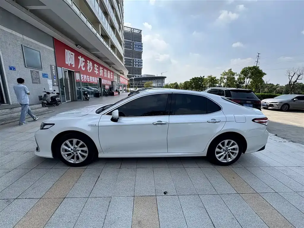 Toyota Camry — фото 4