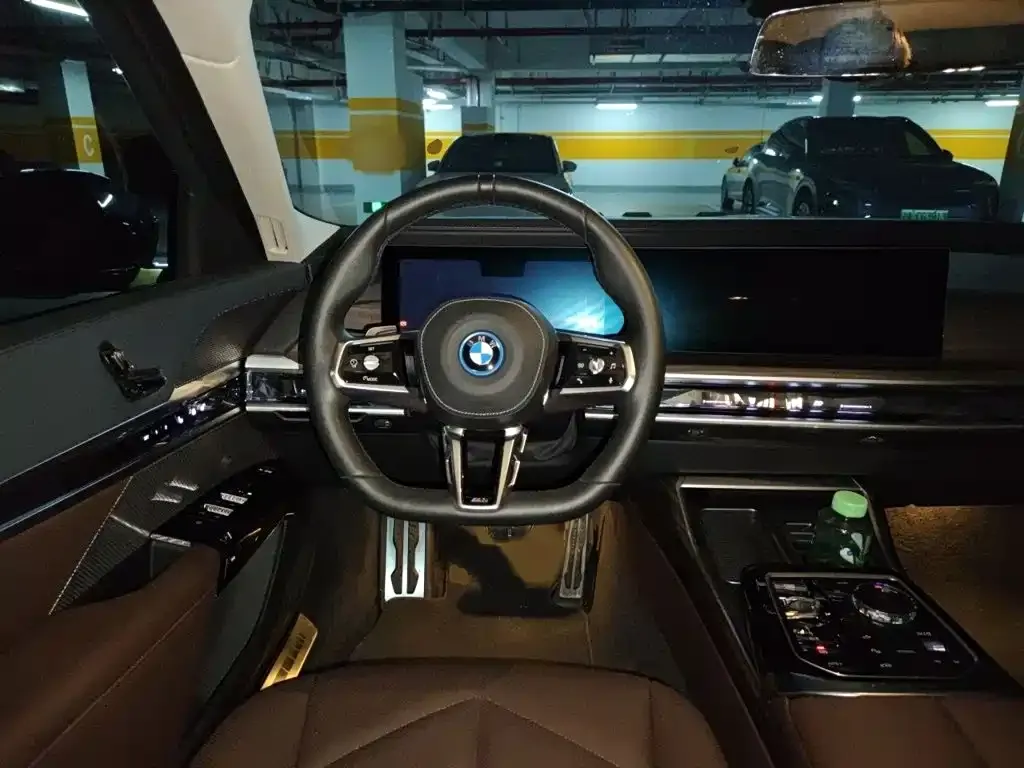 BMW i7 — фото 8