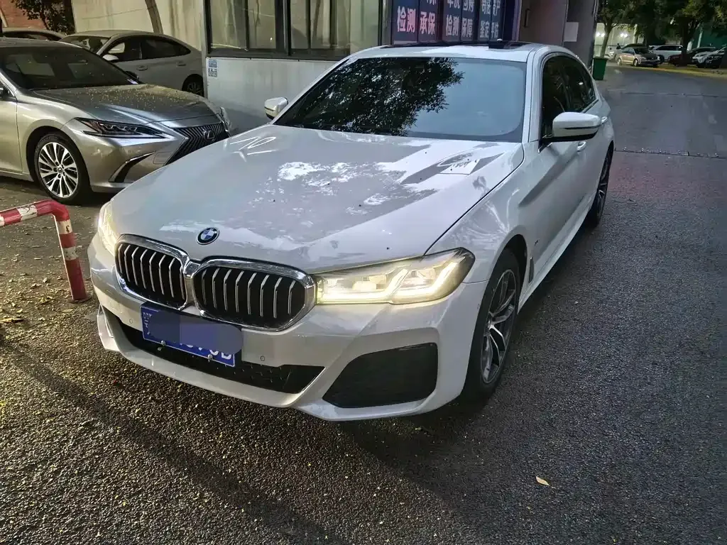 BMW 5 Series — фото 1