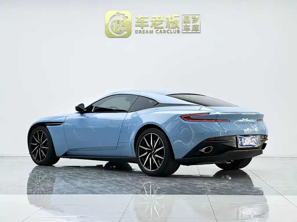 Aston Martin DB11 — фото 10