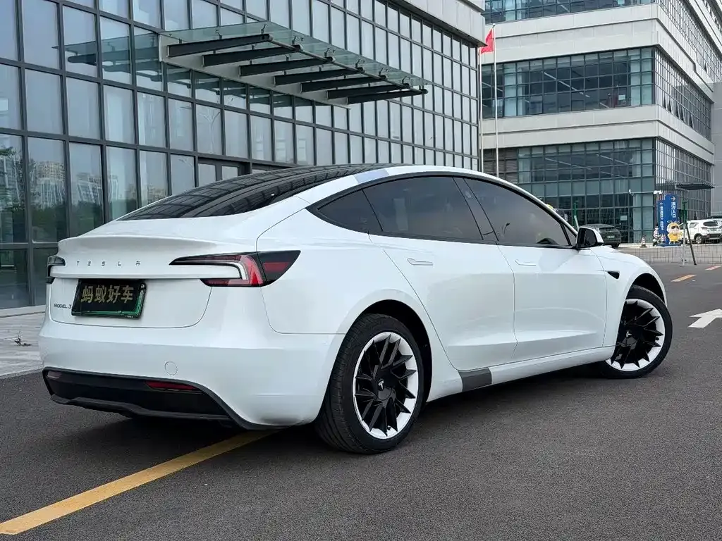 Tesla Model 3 — фото 9