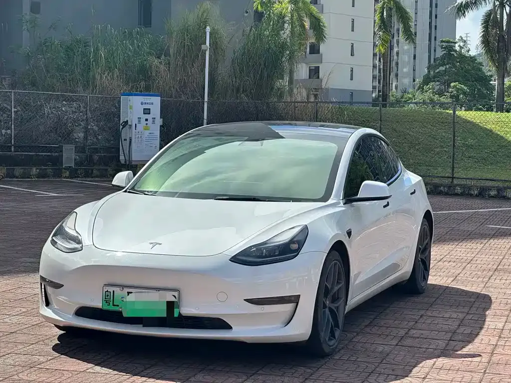 Tesla Model 3 — фото 1
