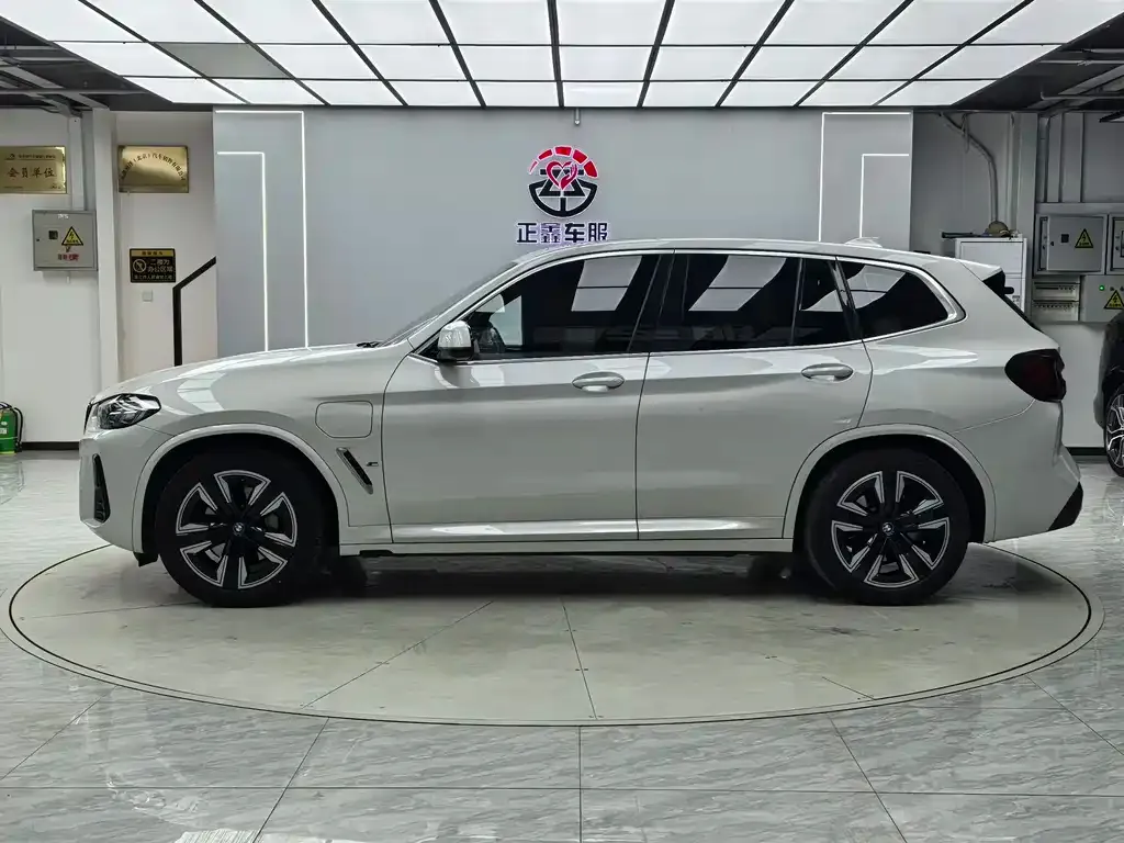 BMW iX3 — фото 2