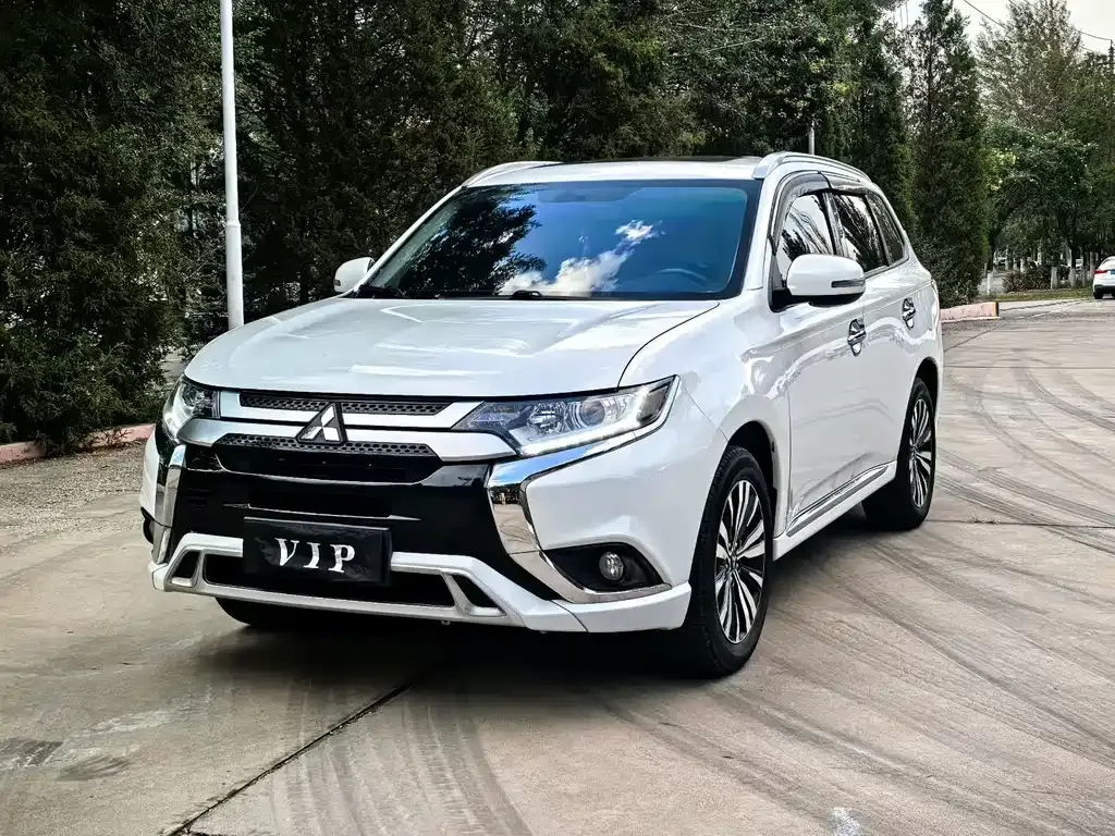 Mitsubishi Outlander — фото 1