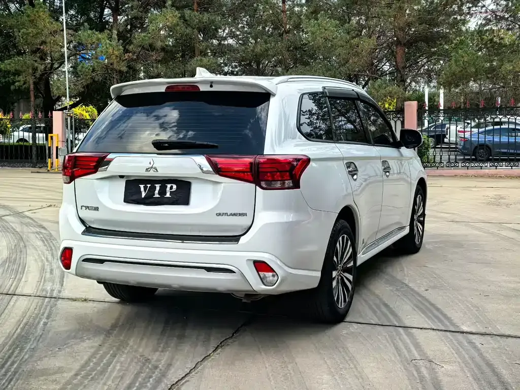 Mitsubishi Outlander — фото 8
