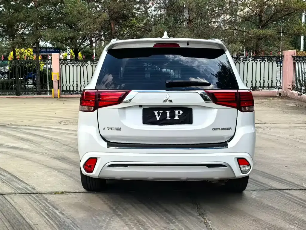 Mitsubishi Outlander — фото 7