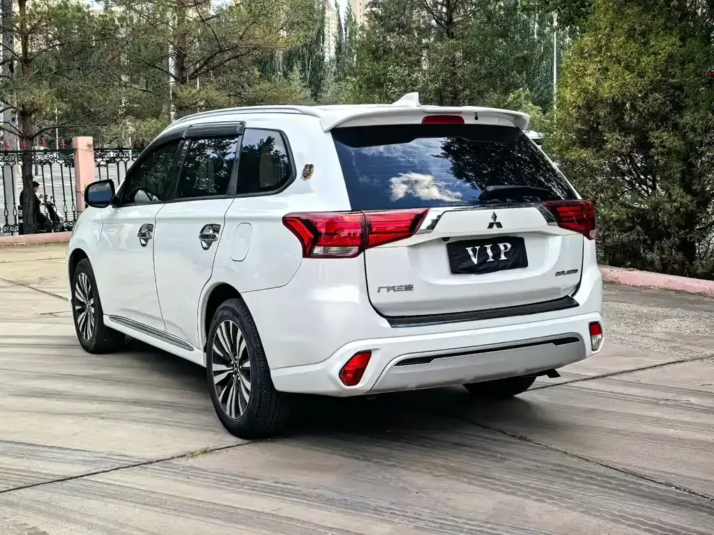 Mitsubishi Outlander — фото 9