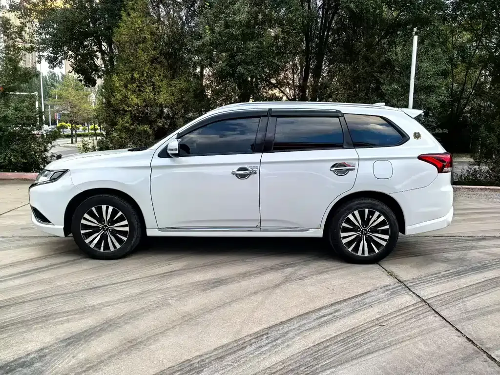 Mitsubishi Outlander — фото 10