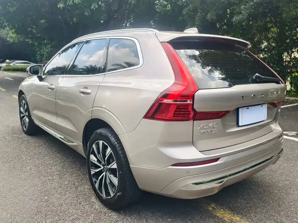 Volvo XC60 — фото 10
