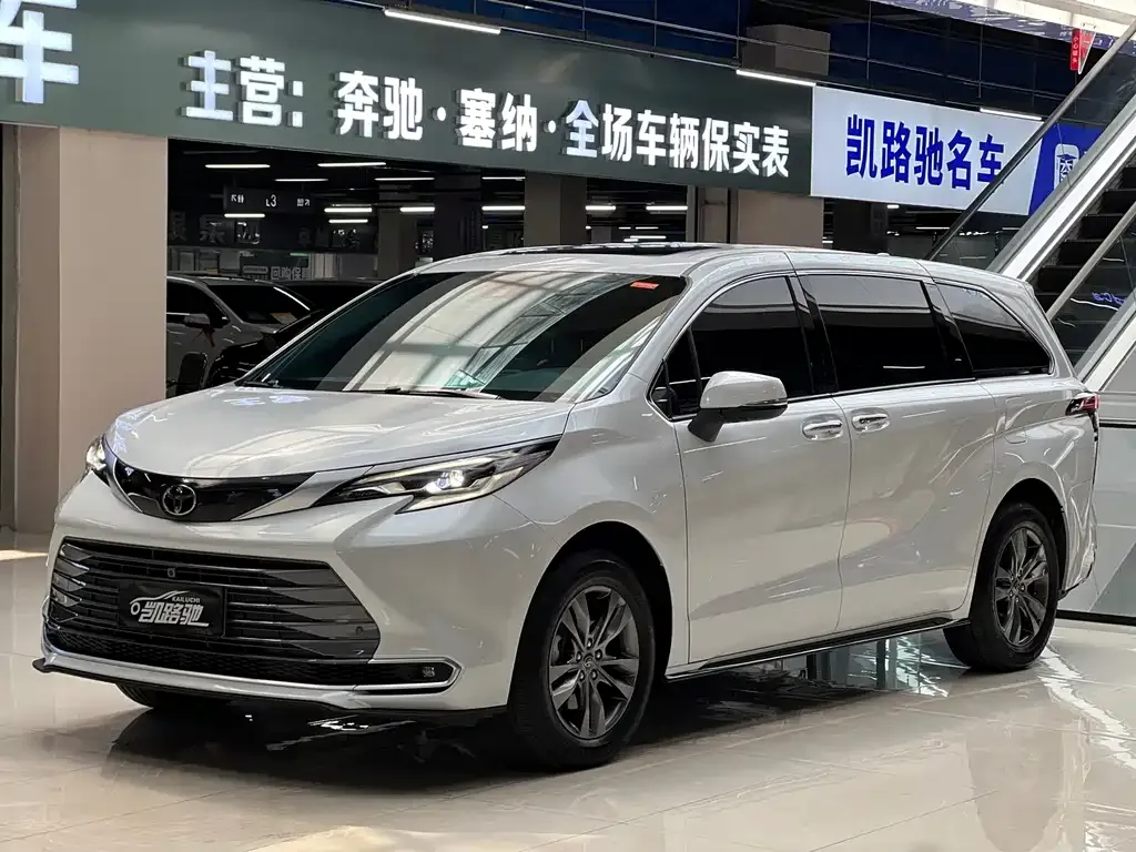 Toyota Sienna — фото 1