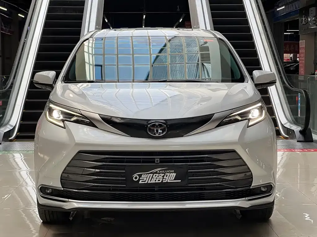 Toyota Sienna — фото 9