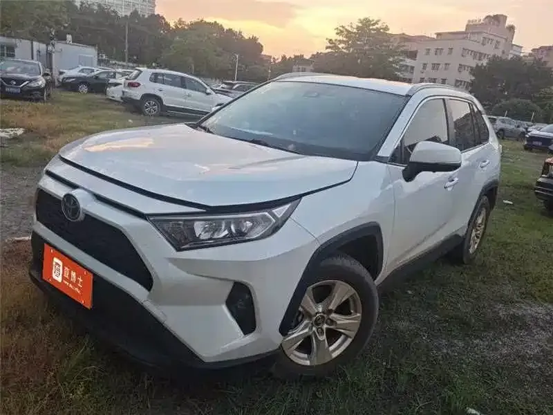 Toyota RAV4 — фото 1