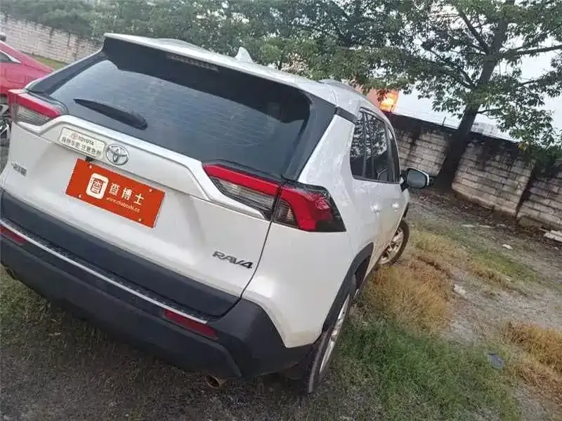 Toyota RAV4 — фото 8