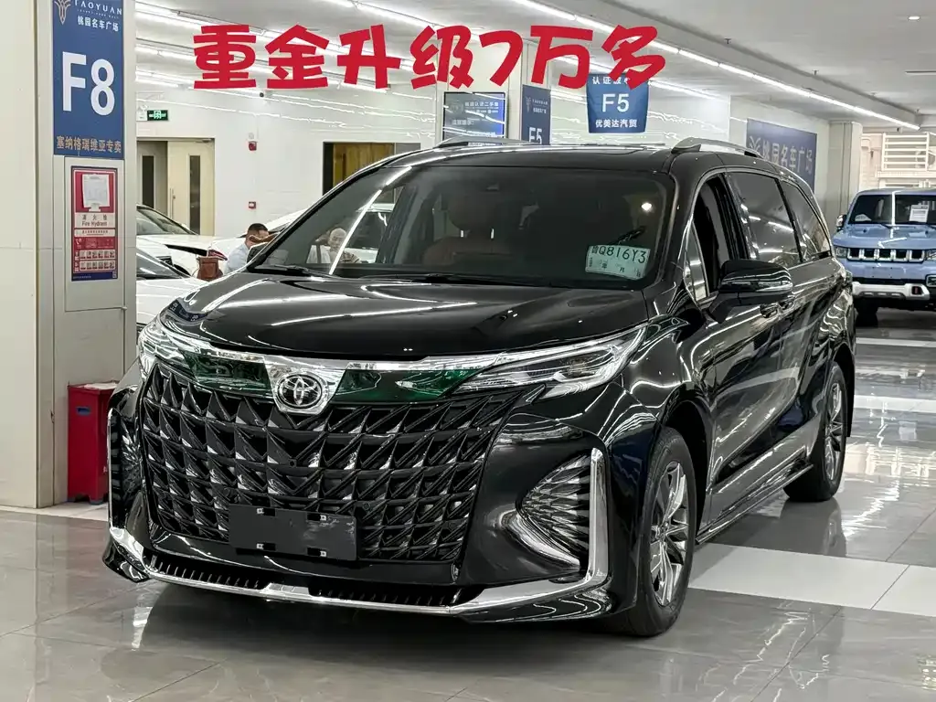 Toyota Sienna — фото 1