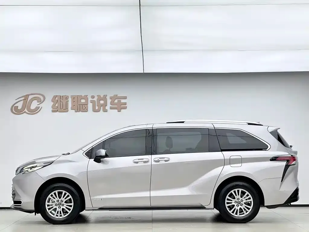 Toyota Sienna — фото 6