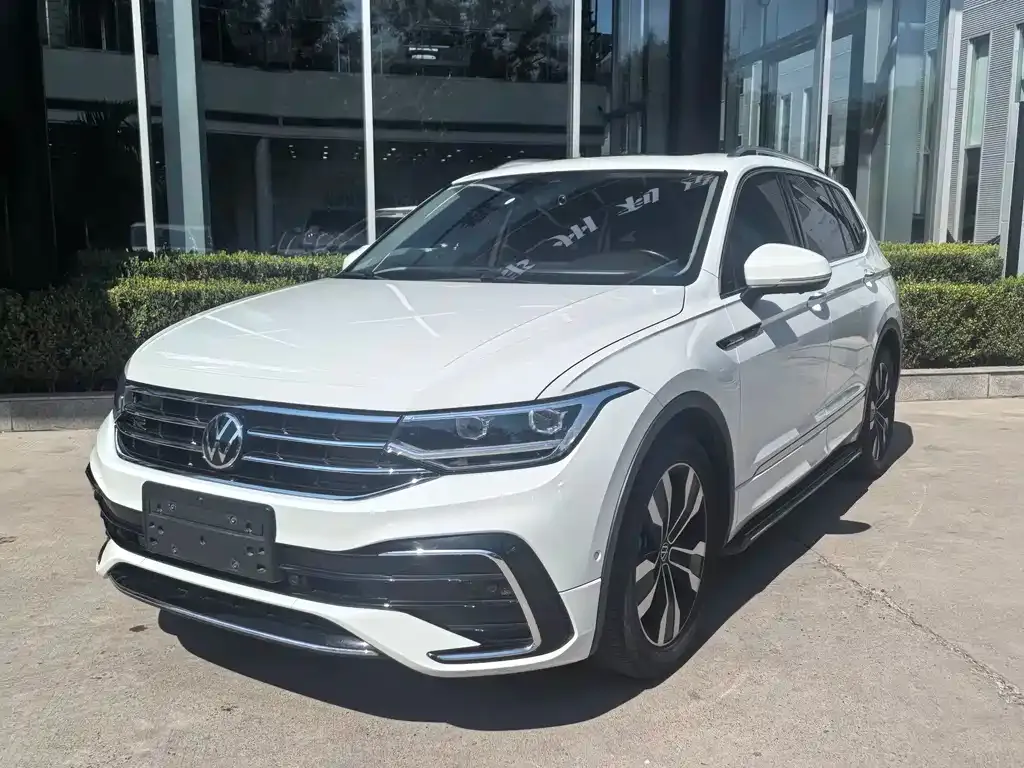 Volkswagen Tiguan L — фото 1