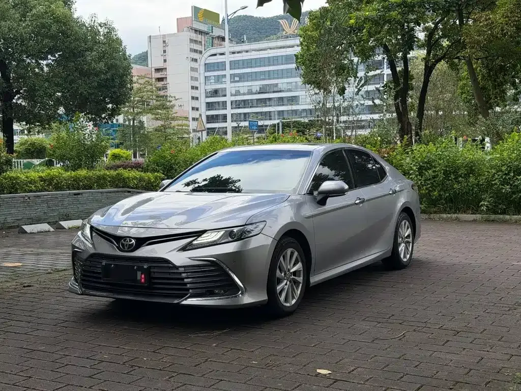 Toyota Camry — фото 1