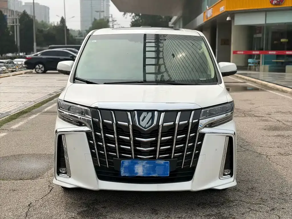 Toyota Alphard — фото 1