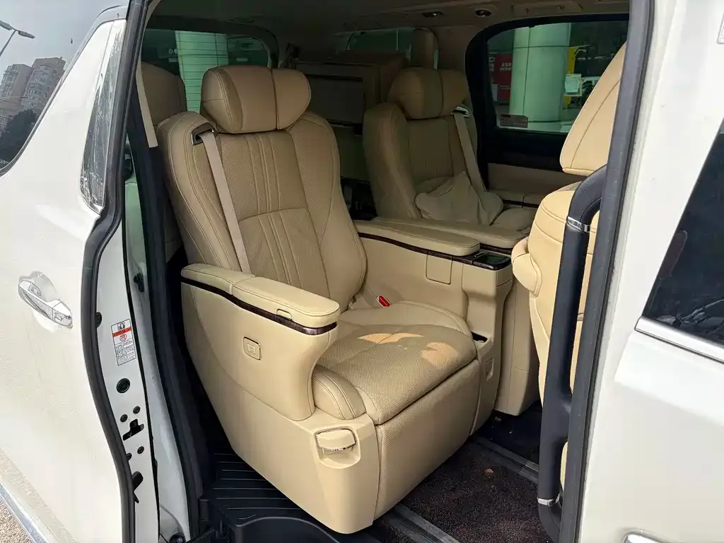 Toyota Alphard — фото 3